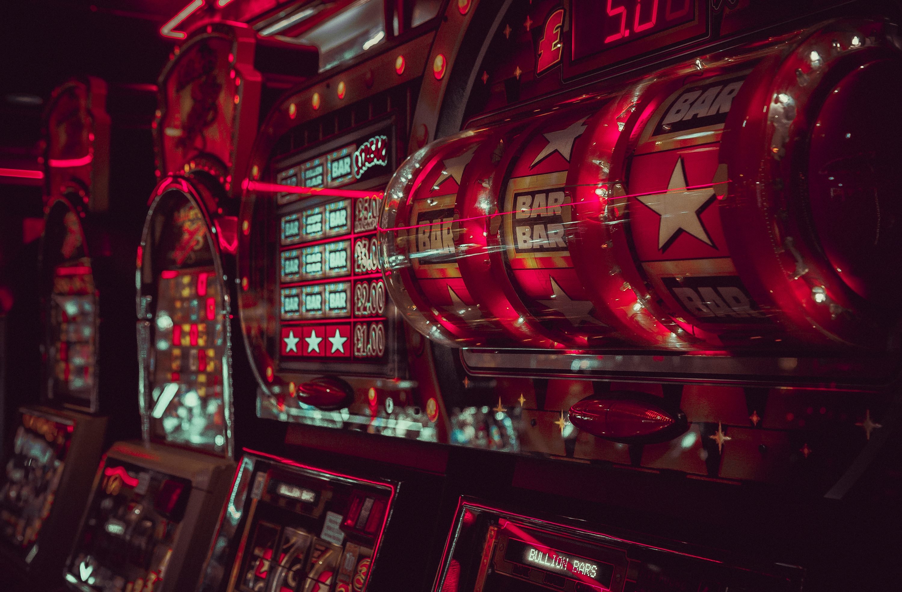 Detail meja baccarat dan Dragon Tiger SA Gaming dengan kartu fisik dan dealer langsung